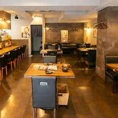 木の温もりを感じるお洒落な空間で、おいしく楽しい時間