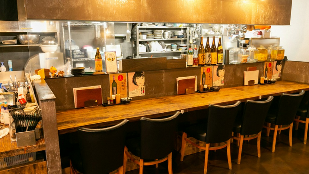 女性が一人でも寛げる、お洒落でゆったりとしたカウンター席