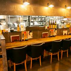 女性が一人でも寛げる、お洒落でゆったりとしたカウンター席