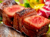 その日の肉質を見極め、自家製のタレで香ばしく、外はカリッと中はレアに焼き上げます。やわらかな肉質、とろける脂がたまらないおいしさ。
