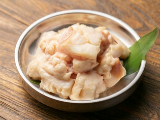 牛骨でつくる「秘伝のスープ」と、贅沢な山形県産牛のホルモン