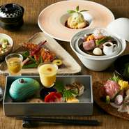 京懐石の名店で修業し、世界的な料理人の元で経験を積んだ小林料理長が、現代的な懐石を披露。伝統の技をベースに、洋の技法を取り入れるなど、楽しくて美味しい料理が登場。発酵食品を使った優しい味わいも魅力！