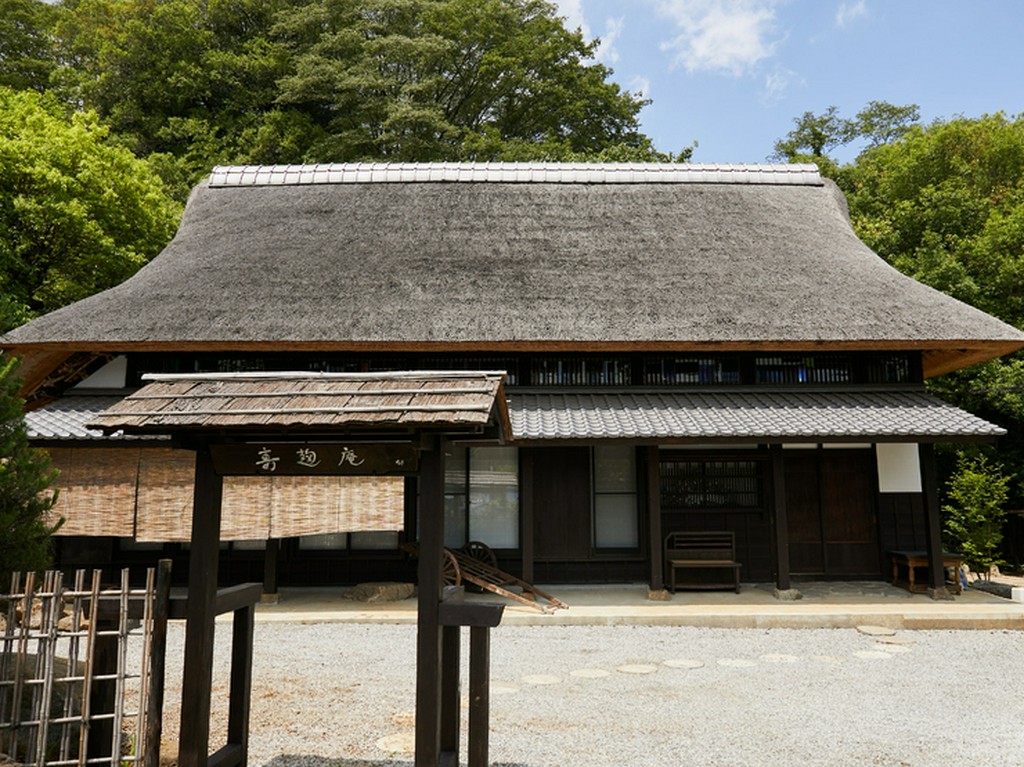 千木良の古民家を再生。風情ある茅葺屋根の一軒家料理店で憩える