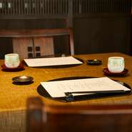 茅葺屋根の一軒家料理店で旬食材たっぷりの月替わり懐石を愛でる、という贅沢が叶う店。季節の味覚をゆっくり味わいたいときに加え、誕生日や結婚記念日など、アニバーサリーディナーの舞台としてもすてきです。
