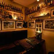 テーブル２番は２～４人席　アンティークに囲まれた店内