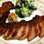 脂身と赤身のバンランスと肉質を選び抜き塩漬け冷燻熟成後　スモークローストします
200g