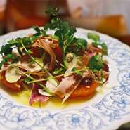 自家製の熟成肩ロースの生ハムと
フレッシュトマトのサラダ　