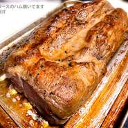 自家製ハムはオニオンnad白ワインハムと赤ワインandセロリハムと熟成スモークハムとジュニパベリー生ハム
です　盛り合わせもできますサラダ仕立てで950円自家製べーコンはオーダー後にローストします1300円