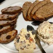 ギネスで練った自家製のパン レーズンとイチジクのパン2種と自家製のラムレーズンチーズとカルバドスとイチジクのチーズの盛り合わせです