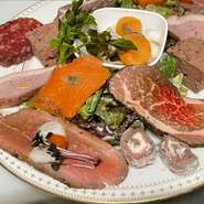 牛肉のカルパッチョ　自家製ハム2種　レバーパテとタイムリーなパテ　タイムリーなスモーク　ピクルス　自家製ベーコン　その他　サラダ仕立て　自家製パンがつきます　値段は1人前です　