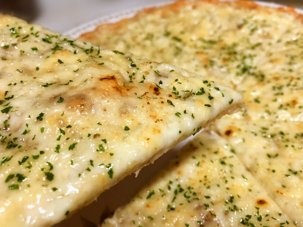 パリッと生地垂れの無いゴルゴンゾーラのピザ