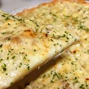 パリっと自家製1％イースト生地　オリジナルブレンドチーズを直火オーブンでじっくり焼き上げ　生地垂れの無いピザです　　