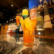 バックバーには２００本以上の様々な酒が並んでいて自由に楽しめます