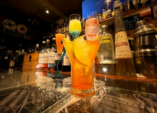 カウンター　色彩豊かなカクテル