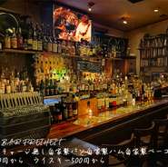 ディスプレイカウンターでは様々な画集や写真集や文化誌が楽しめます　モニターではライブが楽しめます