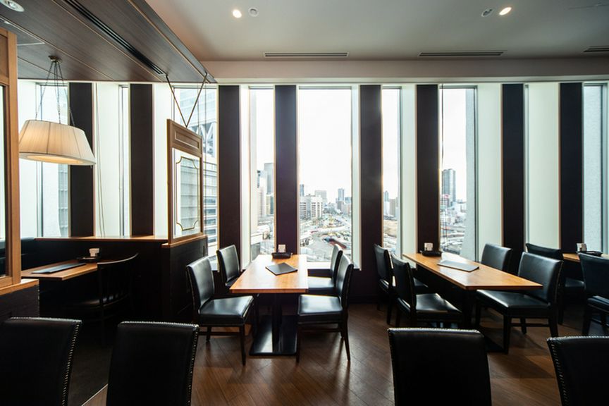 大阪の夜景も見える、窓際席で二人の時間を