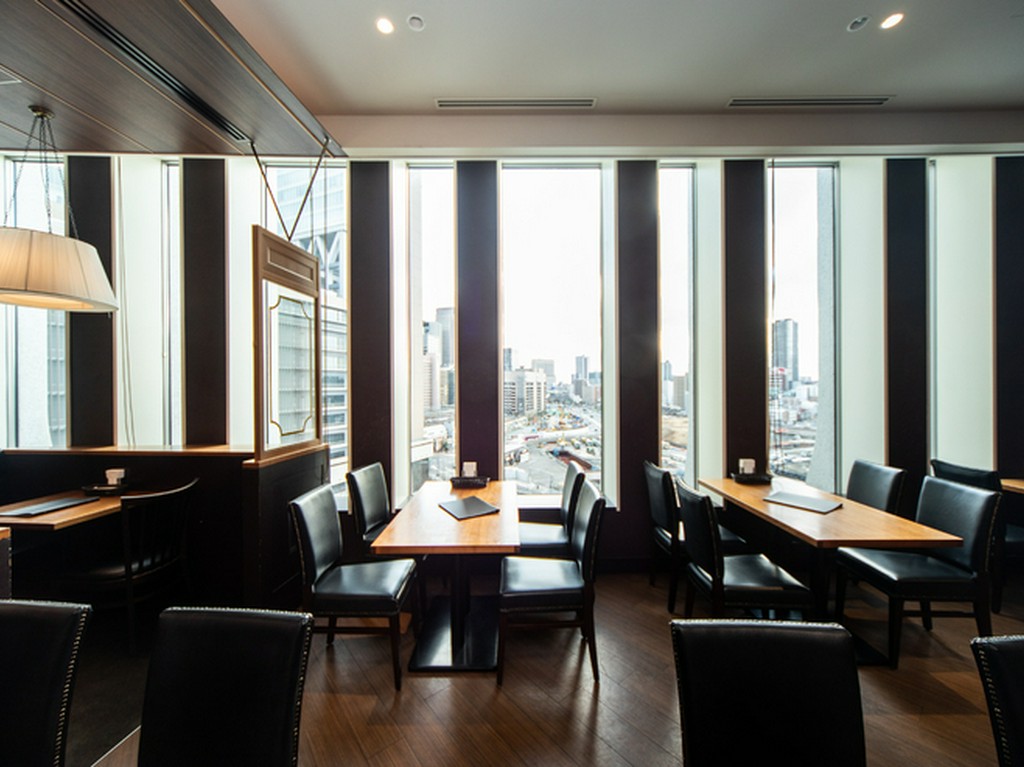 大阪の夜景も見える、窓際席で二人の時間を