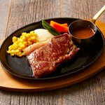 細かな霜降りとジューシーな脂が特徴の贅沢な一品。濃厚な旨みと柔らかな食感が楽しめます。肉の美味しさを存分に味わいたい方におすすめです。