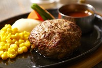 厳選素材の牛ミンチを使用したブランド和牛ハンバーグをステーキソースで。