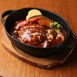 グリル大宮のジューシーなハンバーグを定番のデミグラスベースで煮込んで重厚なビーフシチューのような仕上げました。