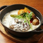 香り高いポルチーニ茸とマッシュルームをふんだんに使った濃厚クリームソース。デミグラスとはまた違った重厚さでハンバーグをお楽しみいただけます。