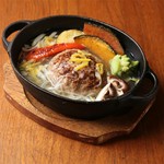 あごだしをベースにしたあっさり仕立て。あごだしはジューシーなハンバーグとも非常に相性が良く、肉の味を引き立ててくれます。