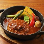 グリル大宮のジューシーなハンバーグを定番のデミグラスベースで煮込んで重厚なビーフシチューのような仕上げました。