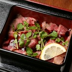 鹿児島県産黒毛和牛を使用したステーキ重です。燻製醤油をベースにしたソースがお肉の味をさらに引き立てます。