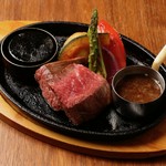 肩ロースは、牛の肩から背中にかけての頭に近い部分の肉です。霜降りと赤身のバランスがよく、肉質がきめ細かく旨味が濃いです。牛が日頃から動かす部位なので、筋肉質なほどよい食感を楽しむ事ができます。