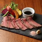 美しい霜降り、柔らかさ、風味、ツヤに優れた A5ランクの赤身肉を厳選しています。最高級和牛を贅沢に使った至福のローストビーフを是非ご堪能下さい。