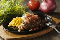 トマト・玉ねぎを使用しビネガーベースのサッパリとしたソース!