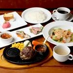 柔らかくジューシーな食感と上品な味わいがご堪能頂ける贅沢なハンバーグをお楽しみください