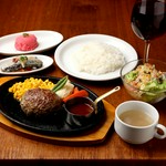 前菜、サラダ、スープ、ハンバーグ、ライスやパン、そしてデザート、食後のお飲み物が付いたプランです。