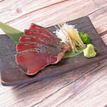 極上の脂の乗り”金華伊達かつお”贅沢にたたきで!たっぷり薬味とポン酢でお召し上がりください。