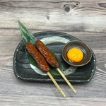 鶏胸肉に牛タンを粗みじんにしたものを入れたつくね串になります。
