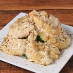 粗挽き黒胡椒とマヨネーズを合わせた刺激的なソース仕立て。黒胡椒の刺激がビールと相性抜群です。