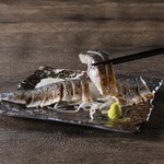 皮の脂をサッとバーナーで瞬間炙りで香ばしく仕上げた炙り〆鯖!