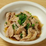 コリコリ食感の鶏の首部分のお肉”せせり”をポン酢で和えました。