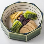 お新香の3種盛り合わせです。種類は季節により異なります。スタッフまでにお尋ねください。