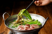 仙台せりと鴨肉をふんだんに使用した逸品。鴨肉の旨味と仙台せりの相性は抜群!!!仙台せりは葉は勿論の事、根っこまで全て召し上がれます。素材本来の味をご堪能下さいませ。〆は日本そばがおすすめです。