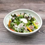 トロ~り温泉卵と塩気の効いた生ハムはシーザードレッシングと相性抜群!The tender onsen egg and salty prosciutto ham go perfectly with the Caesar dressing!