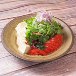 みずみずしいトマトとなめらかな豆腐を組み合わせたさっぱりサラダ