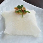 手作りのクリームチーズを牛皮でふんわりつつみました。