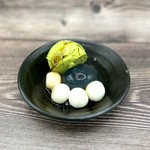 ぷるぷるの可愛いわらび餅と白玉と抹茶アイス