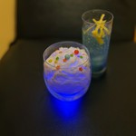 かまくらをモチーフにした特製カクテルです。ふわふわのわたがしで雪を表現しその中で青く輝く氷が幻想的な光を放ちます。白ワインベースのほんのり柚子が香ります。是非飲む前に撮影推奨