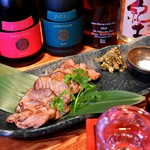 ジューシーな岩塩焼きとサクッと旨い唐揚げ、異なる食感と味わいで牛タンの魅力を堪能できる贅沢な内容。