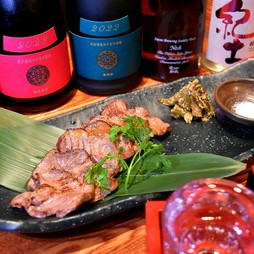 ジューシーな岩塩焼きとサクッと旨い唐揚げ、異なる食感と味わいで牛タンの魅力を堪能できる贅沢な内容。