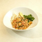 タイ料理では圧倒的な人気メニュー　タイ醤油ベースの甘めなソースとフォーを炒めたタイ風焼きそば。