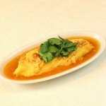 宮崎を代表するご当地グルメ「チキン南蛮」。アツアツでカリッとした食感のチキンの上に甘酢のたれとタルタルを組み合わせたオリジナルのソースがたっぷりかかっています。