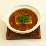 花山椒の効いた四川風の麻婆豆腐をどん鍋で提供します。